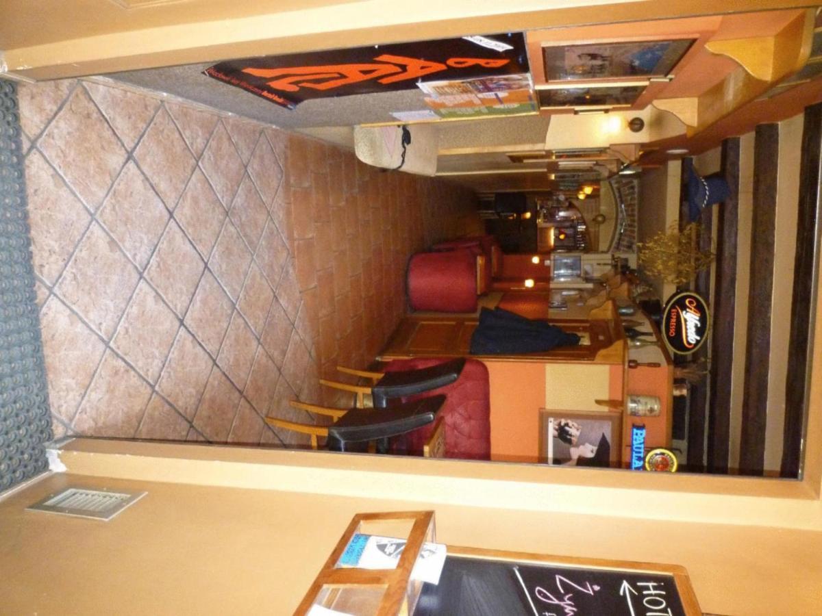 Academus Pub & Guest House Wrocław Eksteriør billede