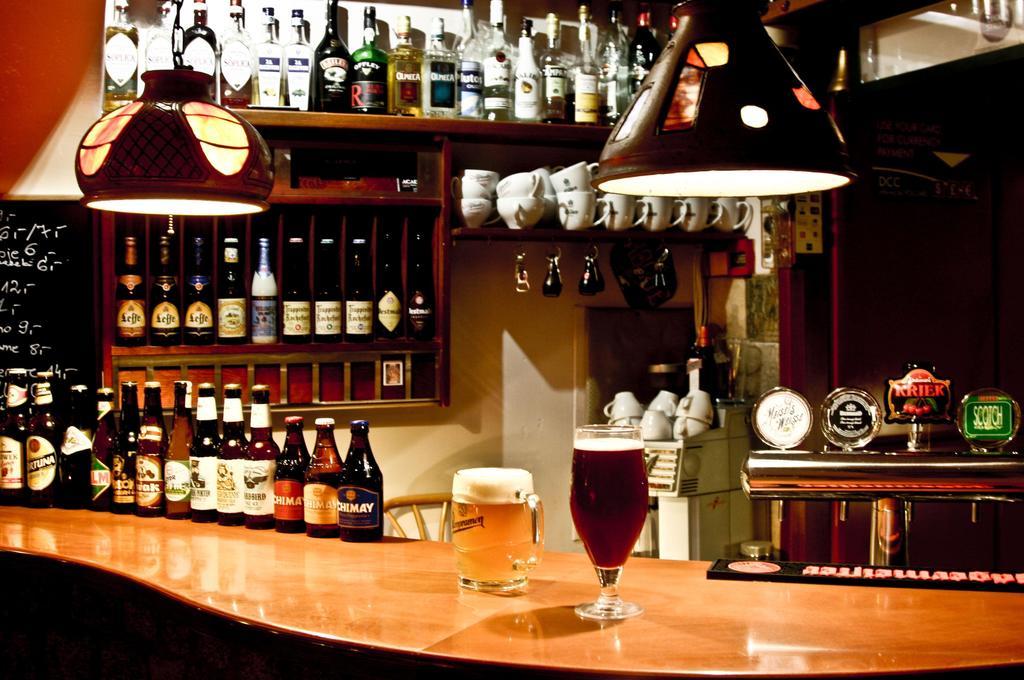 Academus Pub & Guest House Wrocław Eksteriør billede